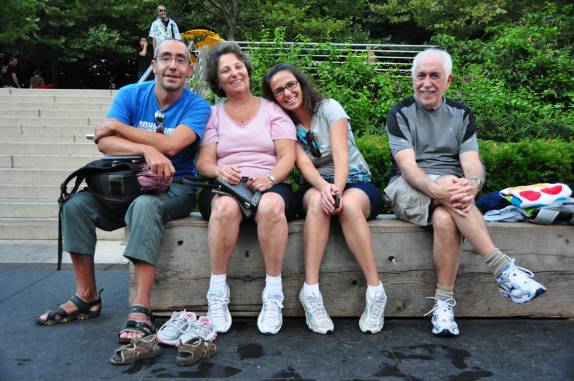 Encontro com o Tio Célio, Tia Clari e a Silvia, prima da Ana, no parque Millenium, em Chicago, Illinois, nos Estados Unidos